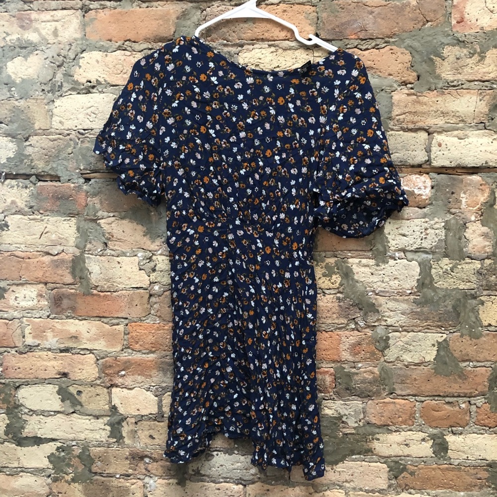 Dress keyhole back